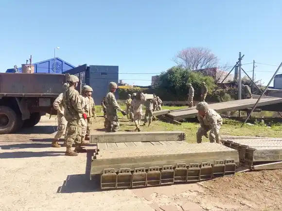 El Ejército realizó un operativo para entrenar el traslado de vehículos blindados