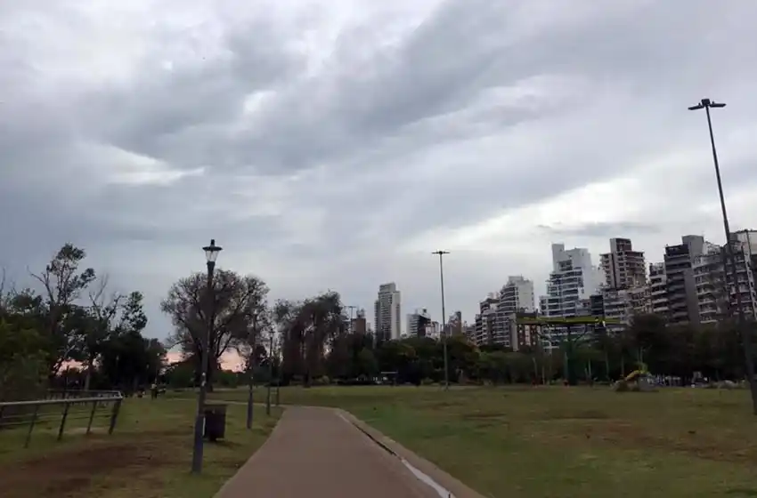 Martes de nubosidad variable con alerta amarillo por altas temperaturas en Rosario