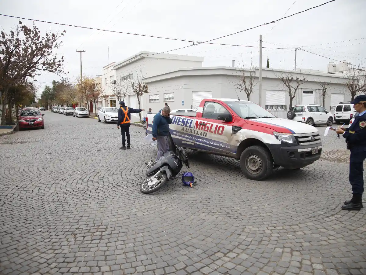 Nuevo accidente entre un automóvil y una motocicleta