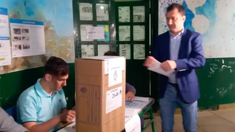 El candidato Edgardo Kueider votó y acusó a Juntos por el Cambio de violar la veda