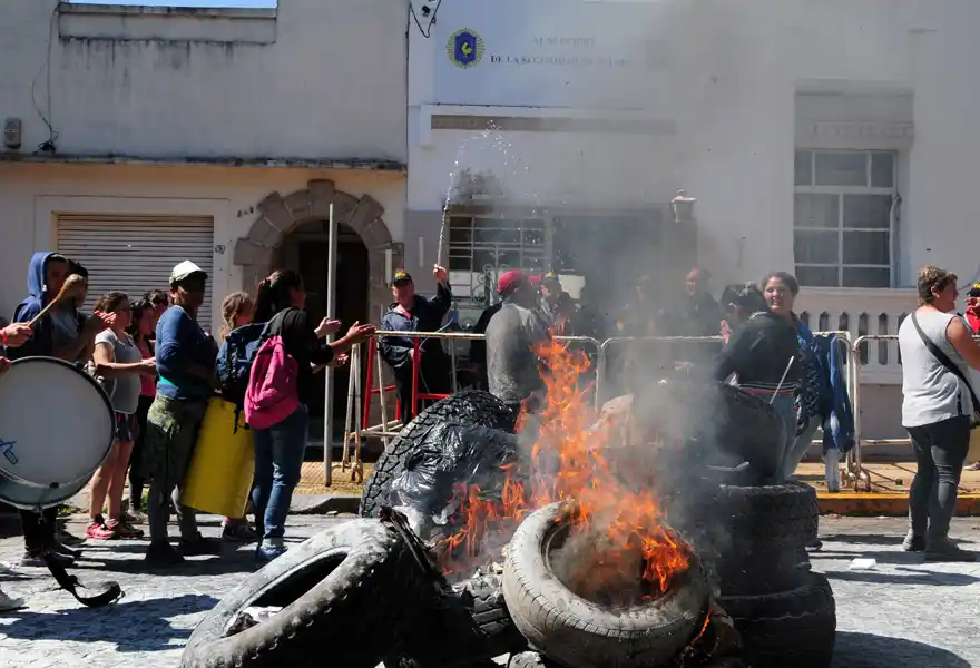 El Movimiento 1 de Octubre volvió a la carga, detenidos, gomas quemadas y tensión 