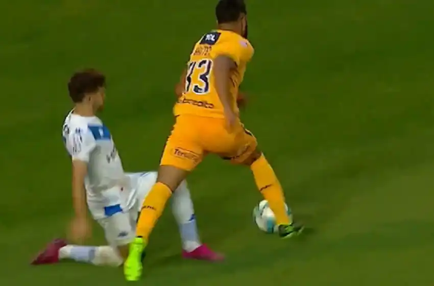 El penal a Brítez fue la gota que rebalsó el vaso: los tres fallos arbitrales que enfurecieron a Cocca