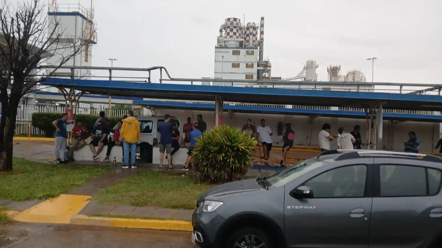 Paro general: El Sindicato Químico y el Aceitero llevan adelante una concentración frente a las fábricas del Parque Industrial