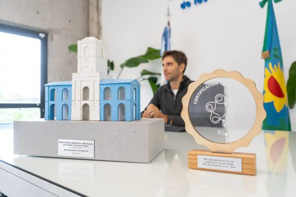 Santiago Passaglia recibiò la distinciòn entre 400 ciudades que participan de la mejora en calidad de servicios y transparencia.