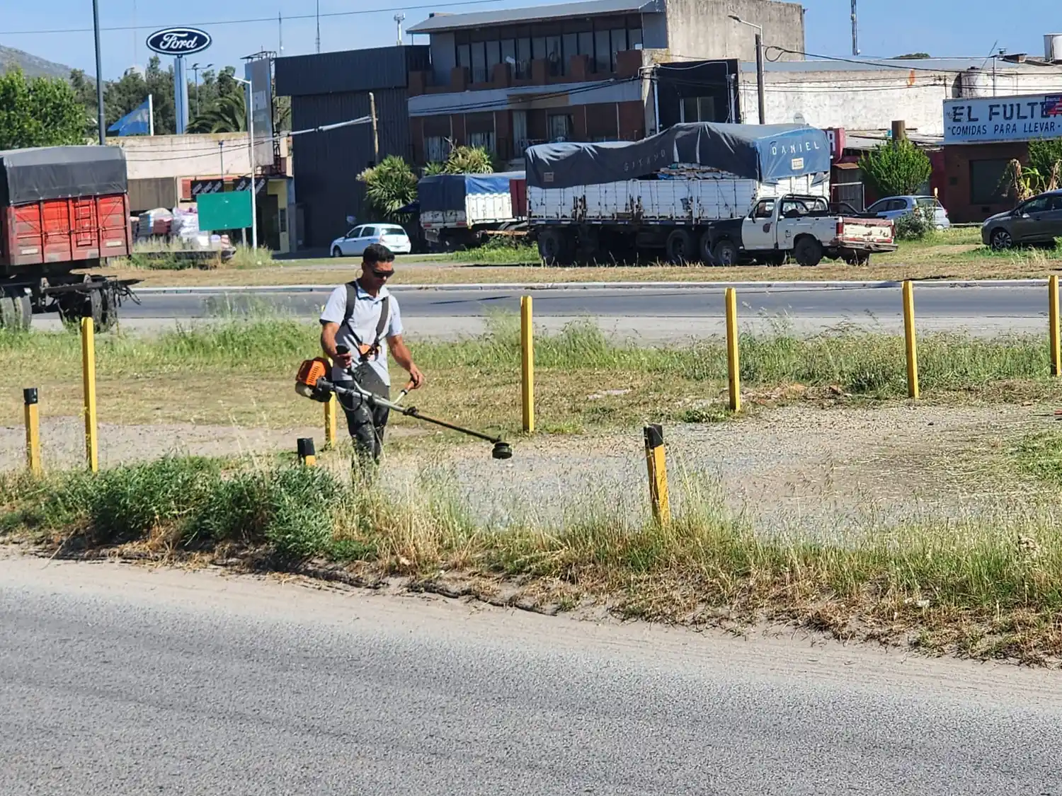 Vecinos debieron hacerse cargo de cortar el pasto.