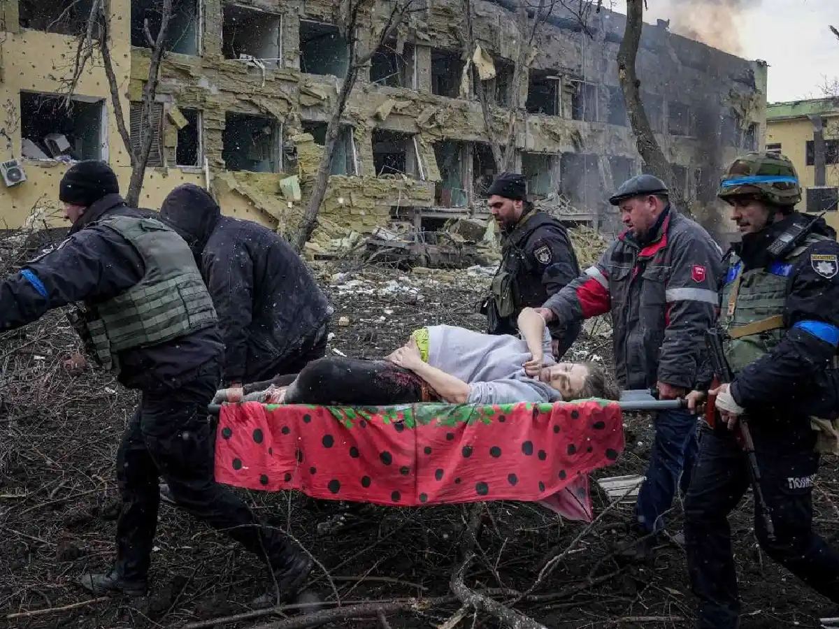 Murieron la mujer embarazada y su bebé, víctimas de los ataques rusos en Mariúpol