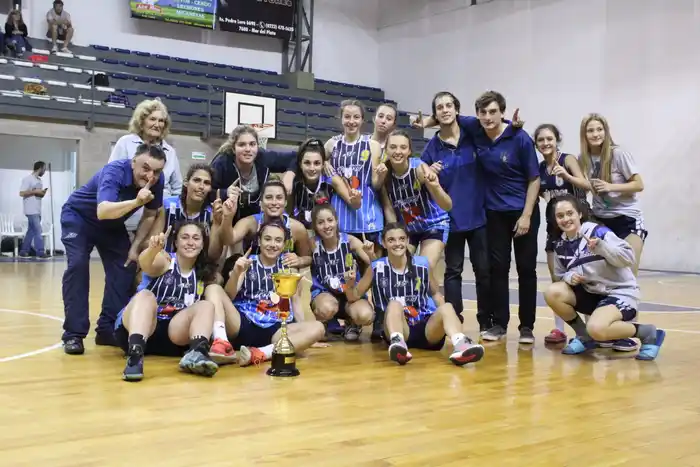 El plantel campeón del Zona 4 Femenino de categoría U21. (Foto: Prensa Peñarol)