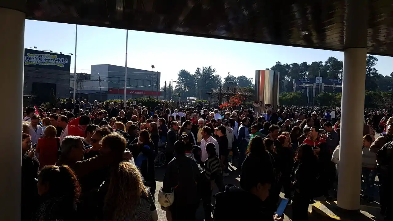 Los trabajadores del Hospital El Cruce abrazaron el centro de salud de alta complejidad 