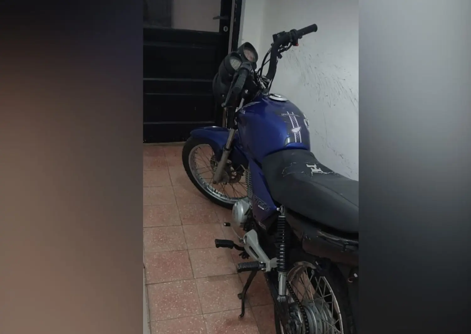 Entre las 21.30 y 22 le robaron la moto afuera de su casa.