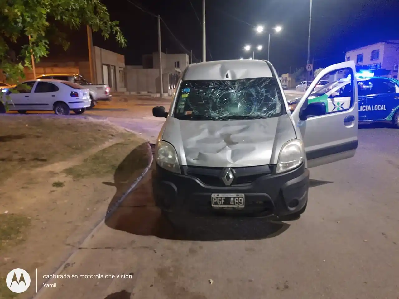 La Renault Kangoo impactada por el ciclista.