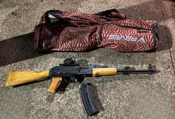 Secuestraron un fusil tipo AK-47 y una pistola 9 mm en dos operativos con cinco aprehendidos