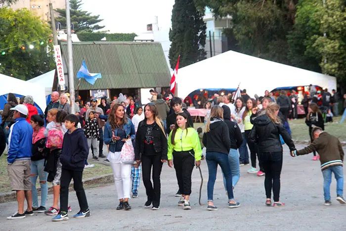 Preparan la feria de la Colectividades