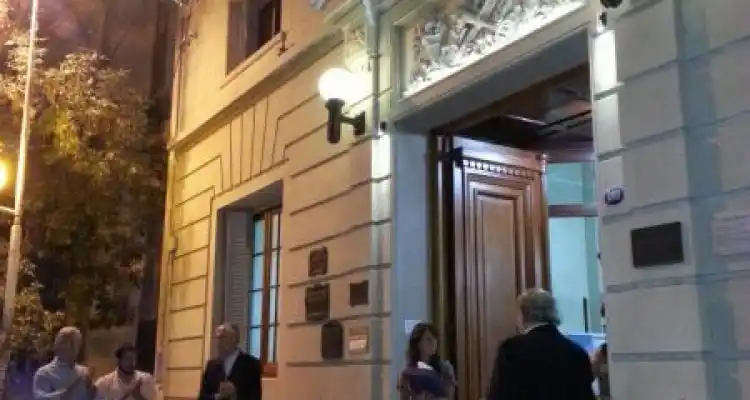 Iluminaron el frente de la Biblioteca