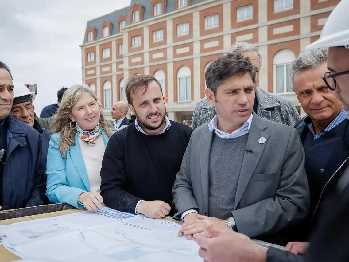 Cristina Álvarez Rodríguez, Santiago Gutiérrez y Axel Kicillof.
