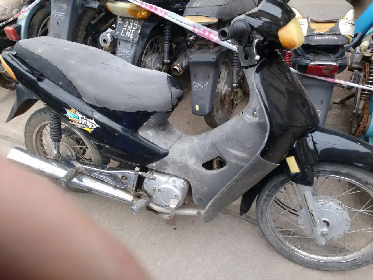 Persecución policial, secuestro de moto robada y fuga 