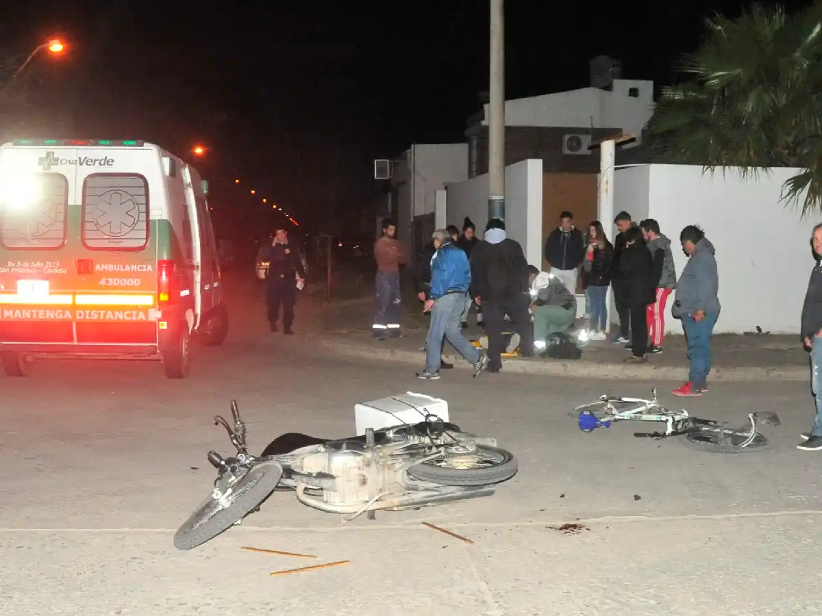 Grave accidente: chocaron un delivery en moto y un ciclista 