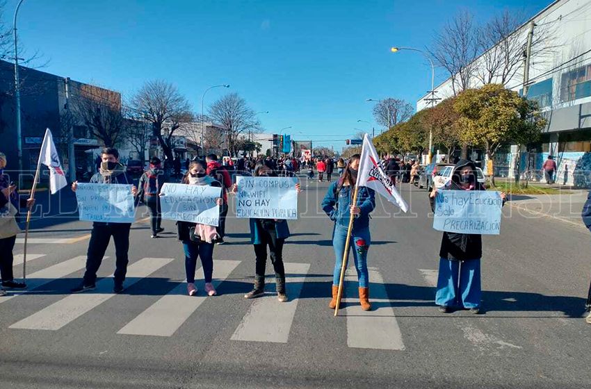 Reclamo en el Consejo Escolar por la suspensión de docentes auxiliares