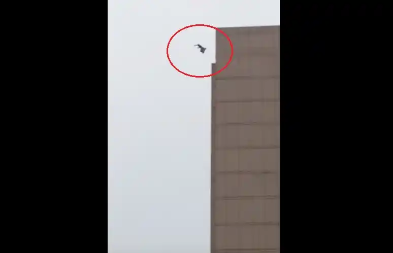 Video: Una joven de 17 años se tiró del techo del Sheraton