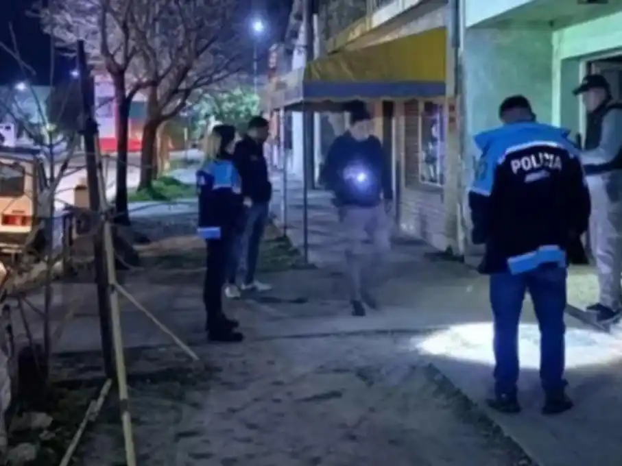 Los policías se apersonaron en el escenario del crimen. Crédito: Semanario Reflejos.