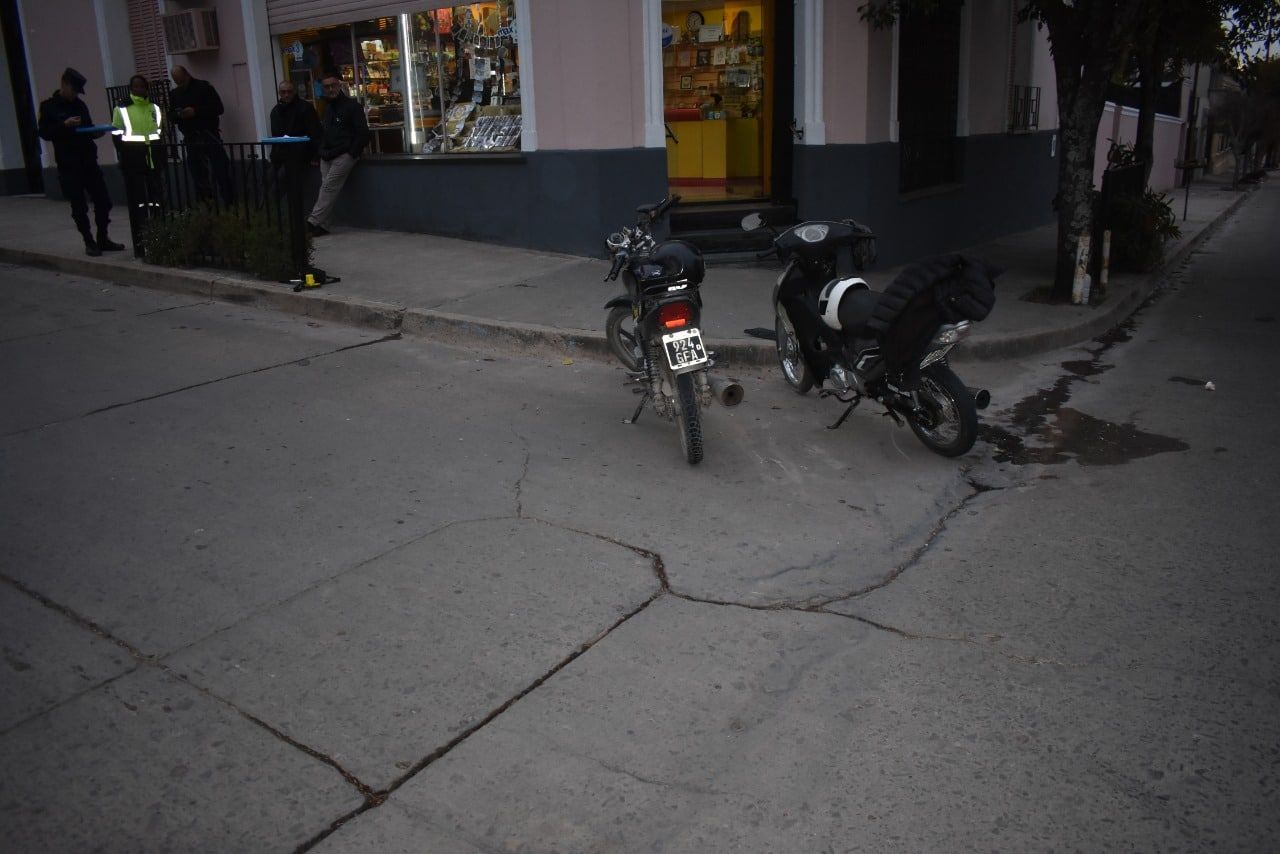 Colisionan dos motocicletas en esquina céntrica de Diamante