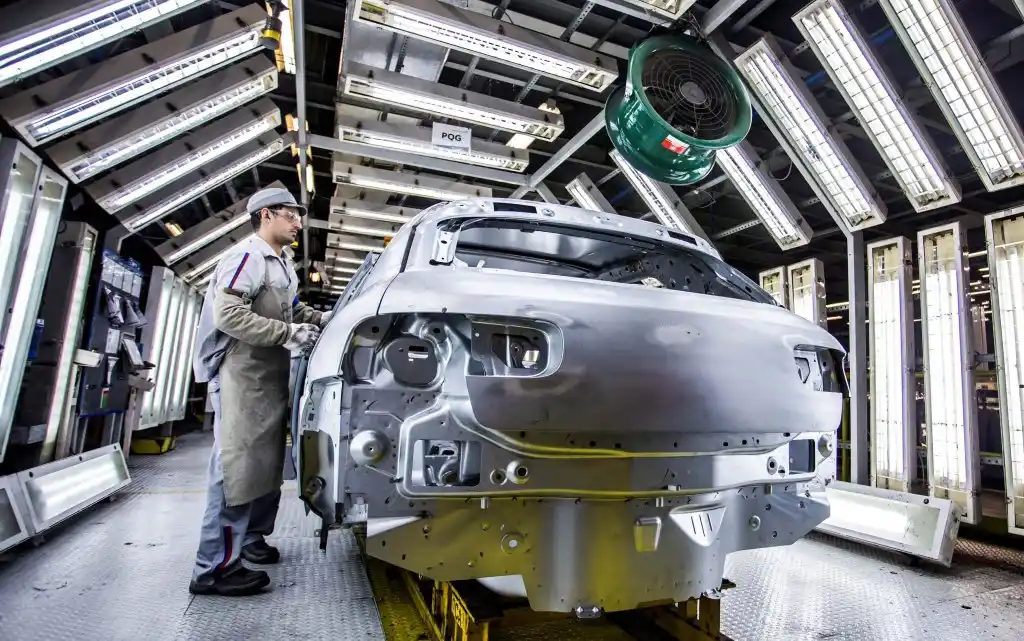 La producción de autos cayó 13,4% mensual en julio.