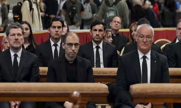 Funeral del papa Francisco: Dos bonaerenses frente al féretro, un futbolista de selección y un cura