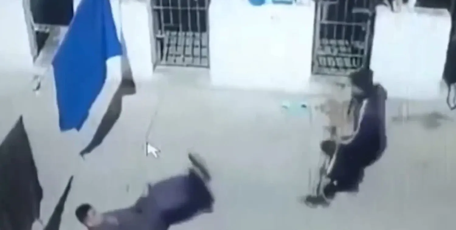El momento en el que el interno ataca al agente penitenciario.