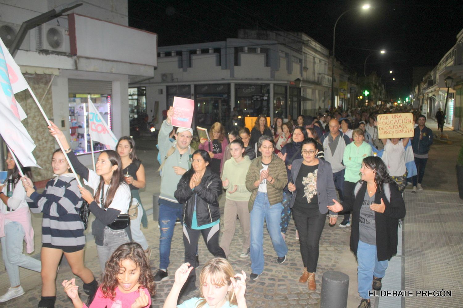 Masiva marcha en defensa de la educación pública