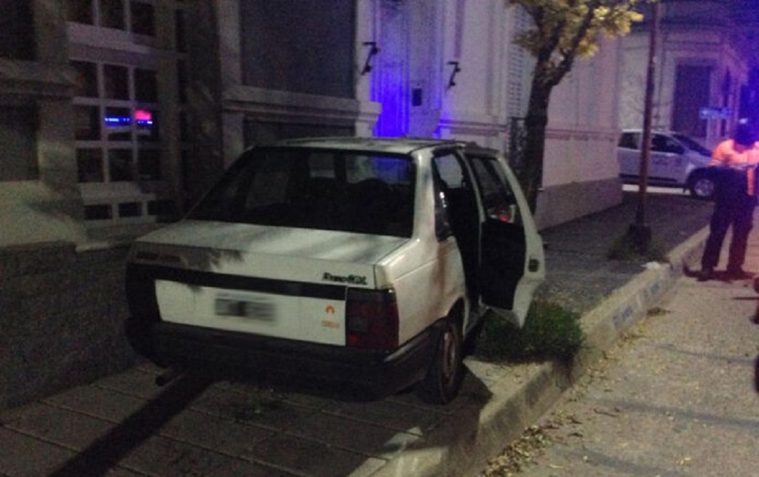 Se subieron a la vereda con su auto: los notificaron por violar el DNU