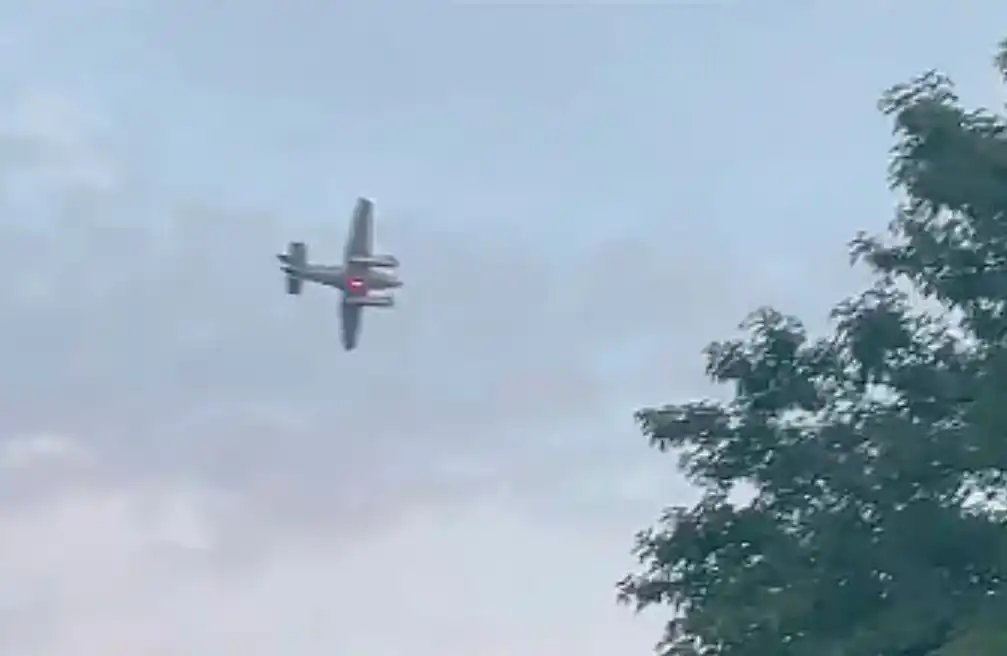 Estados Unidos: un piloto intentó estrellar su avioneta contra un centro comercial