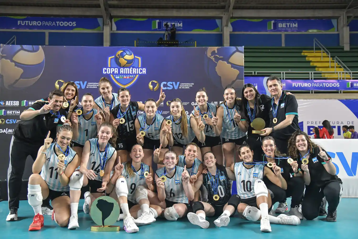 Enormes: las chicas se consagraron campeonas invictas-en Betim.