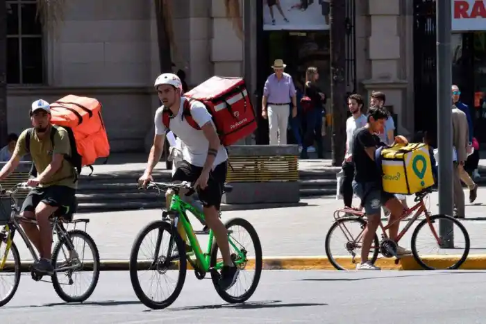 Multan a Pedidos Ya y confirman la relación de dependencia entre los repartidores y las empresas de delivery