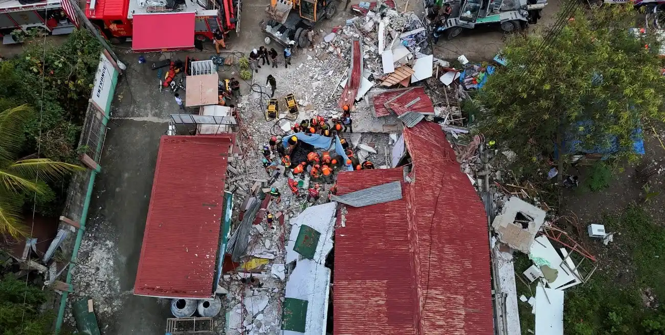 Continúan las tareas en los escombros en Bogo, Cebu. REUTERS/ Adrian Portugal
