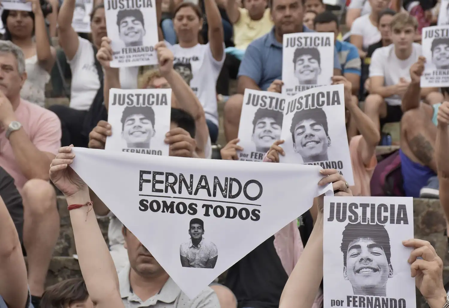 A través de testimonios de familiares y amigos, y material de archivo, la serie relata las circunstancias que rodearon el asesinato de Báez Sosa durante el verano de 2020.