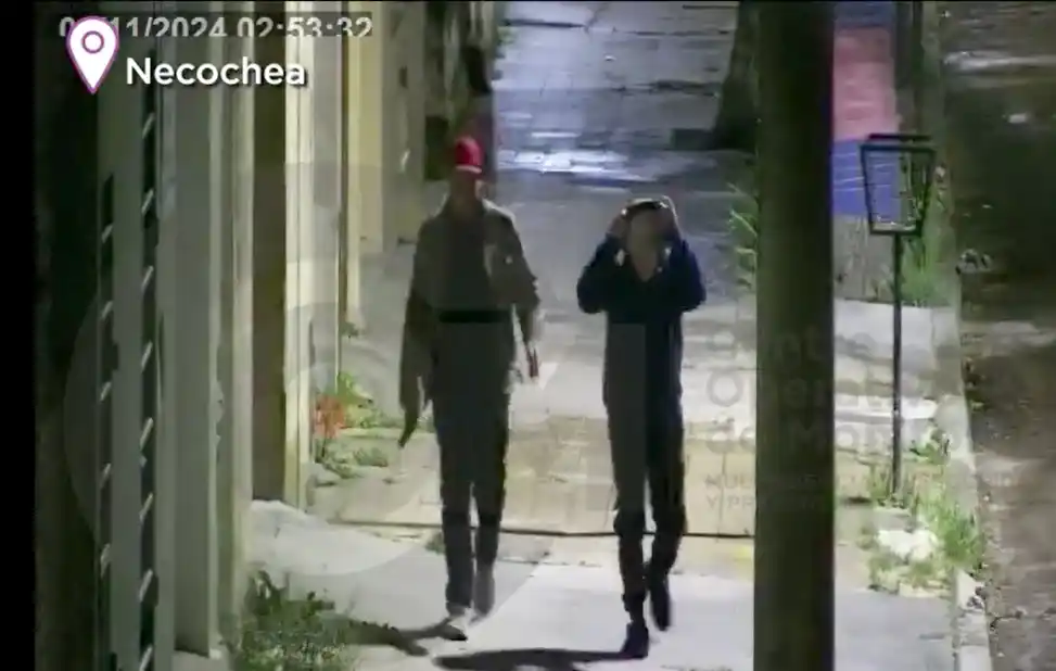 Circulaban exhibiendo un arma de fuego