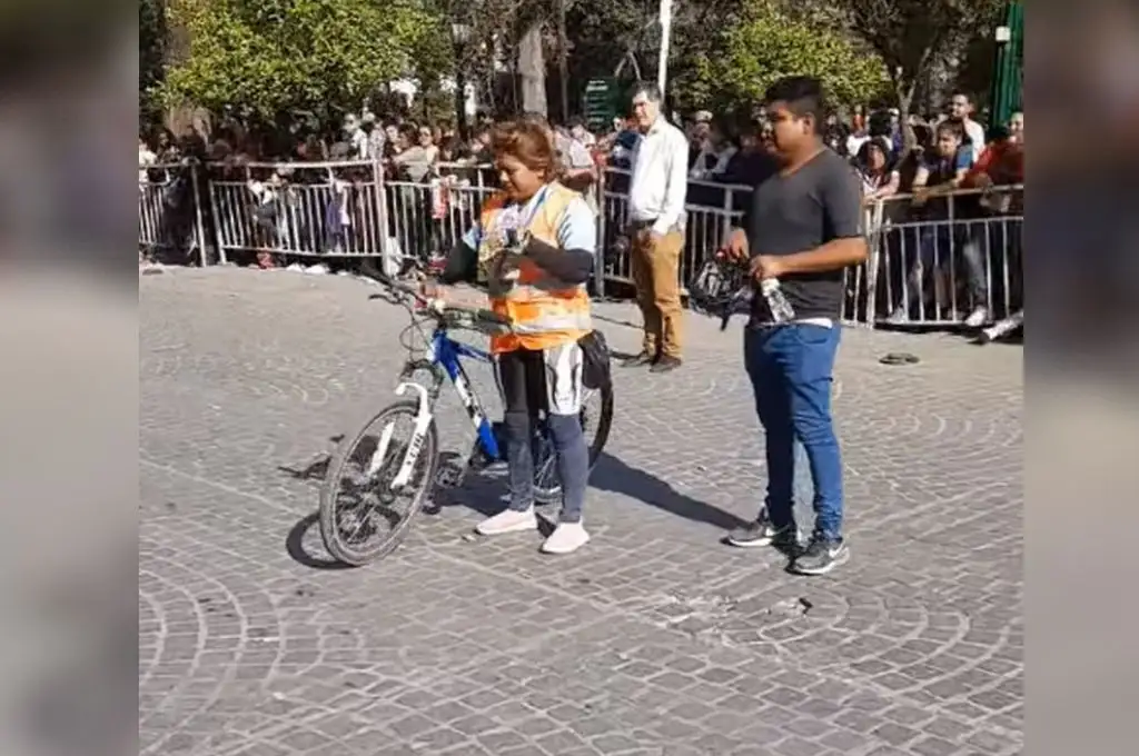 Una mamá pedaleó 190 kilómetros hasta la Catedral de Salta por su hijo: “Rezo para que dejen de hacerle bullying”