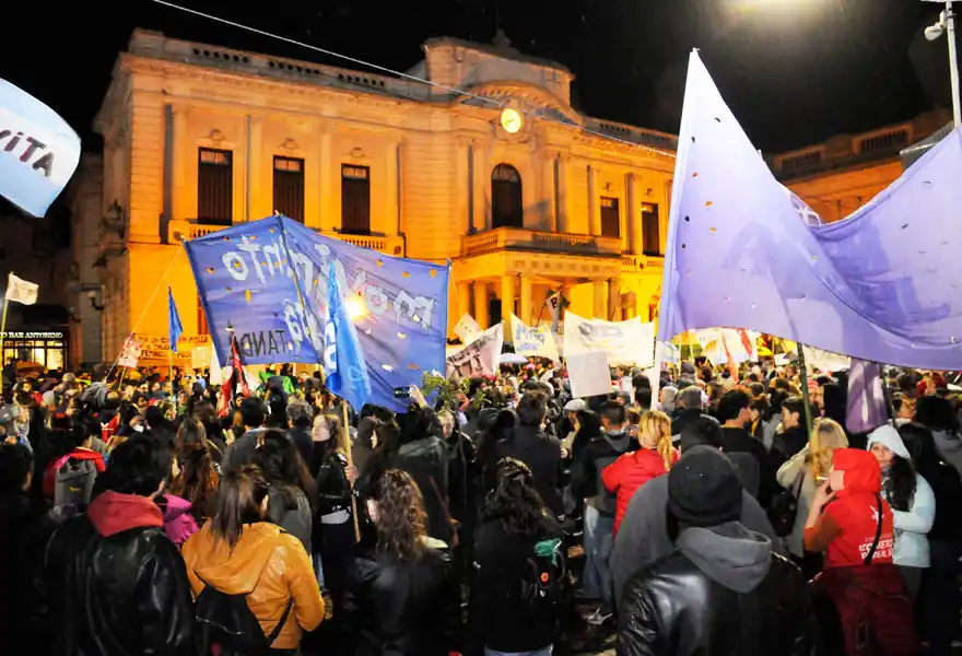 Más de tres mil tandilenses marcharon en contra del ajuste nacional