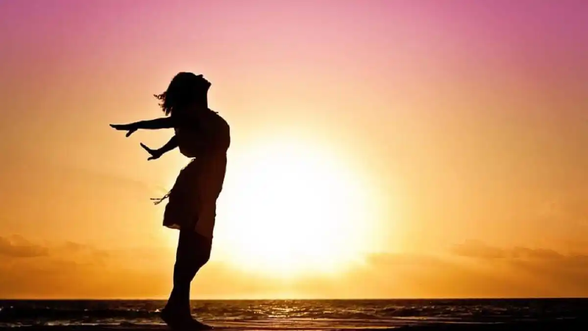 MÁS TIEMPO Y MENOS DINERO: el gran secreto de la felicidad