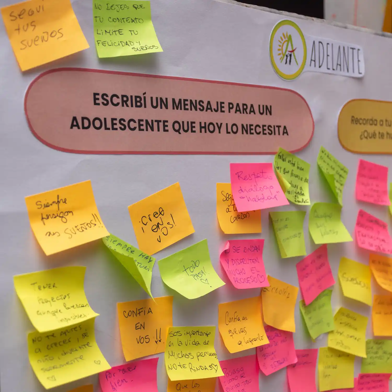 Adelante presentó sus programas y reforzó su compromiso con la educación y el desarrollo comunitario