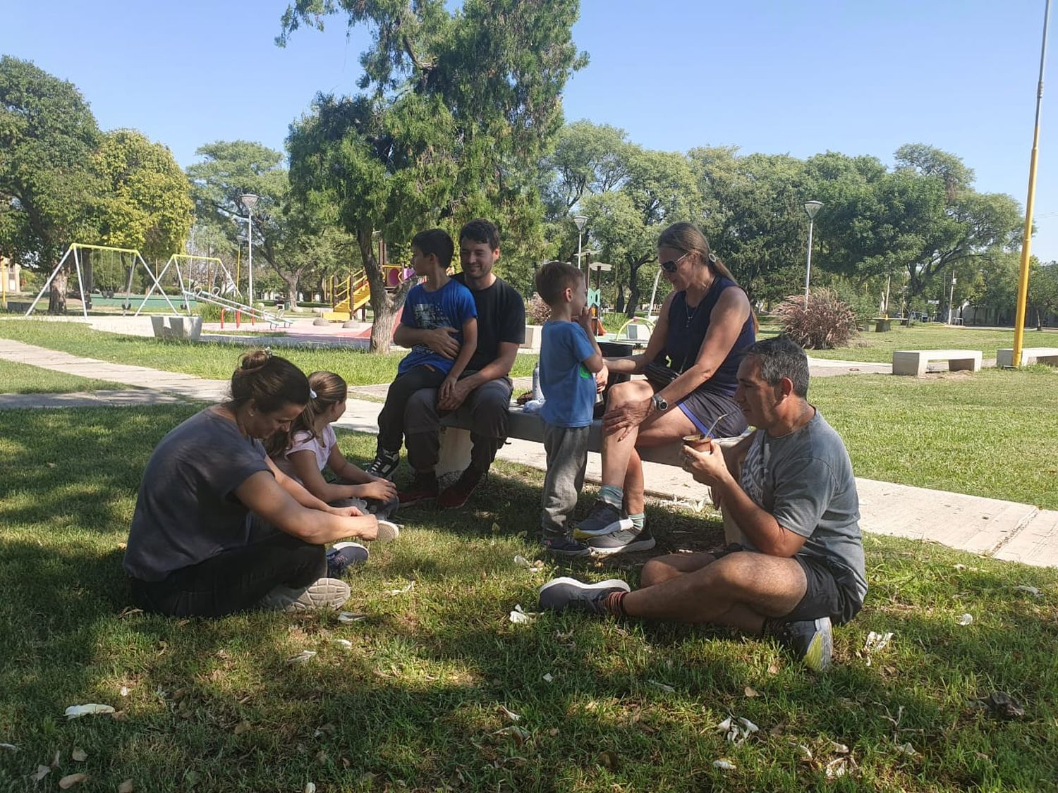 Los vecinos aprovechan el fin de semana largo para disfrutar en familia.