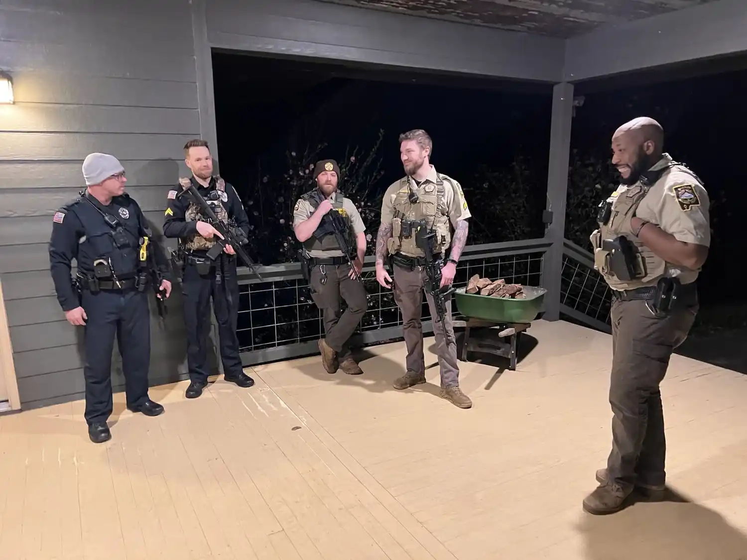 Foto que el periodista Larry Taunton subió a X. Podría haber sido una masacre. Afortunadamente terminó entre sonrisas