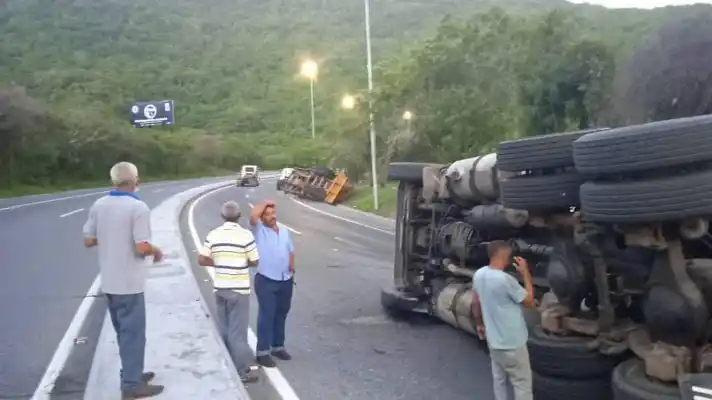 EN MENOS DE 10 HORAS: cuatro gandolas se volcaron en la autopista Caracas-La Guaira