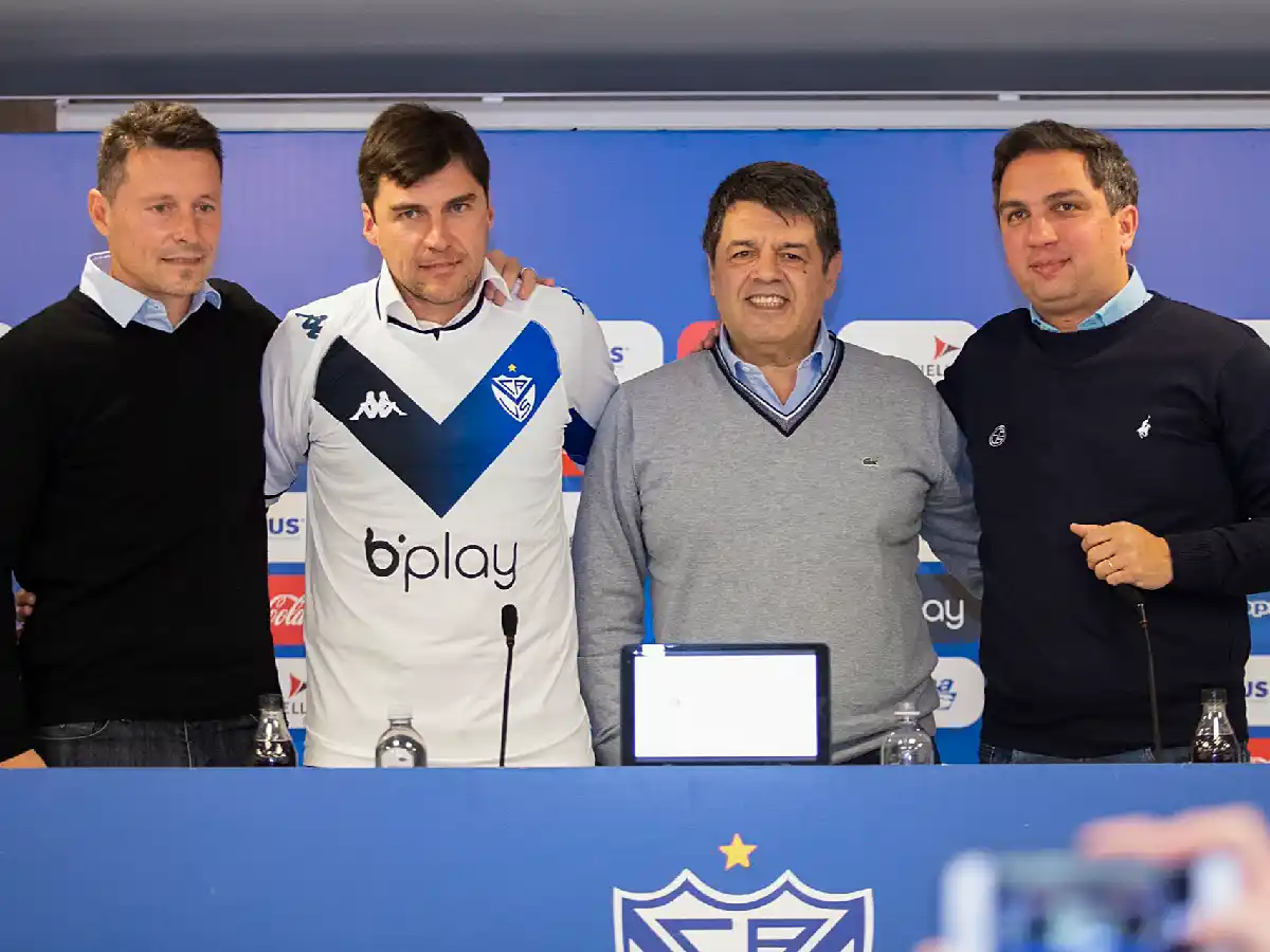 Medina fue presentando en Vélez y apunta a River