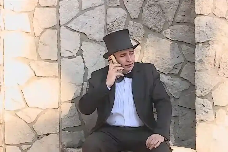 El Mago sin dientes intentando ingresar a Olivos para reunirse con el Presidente