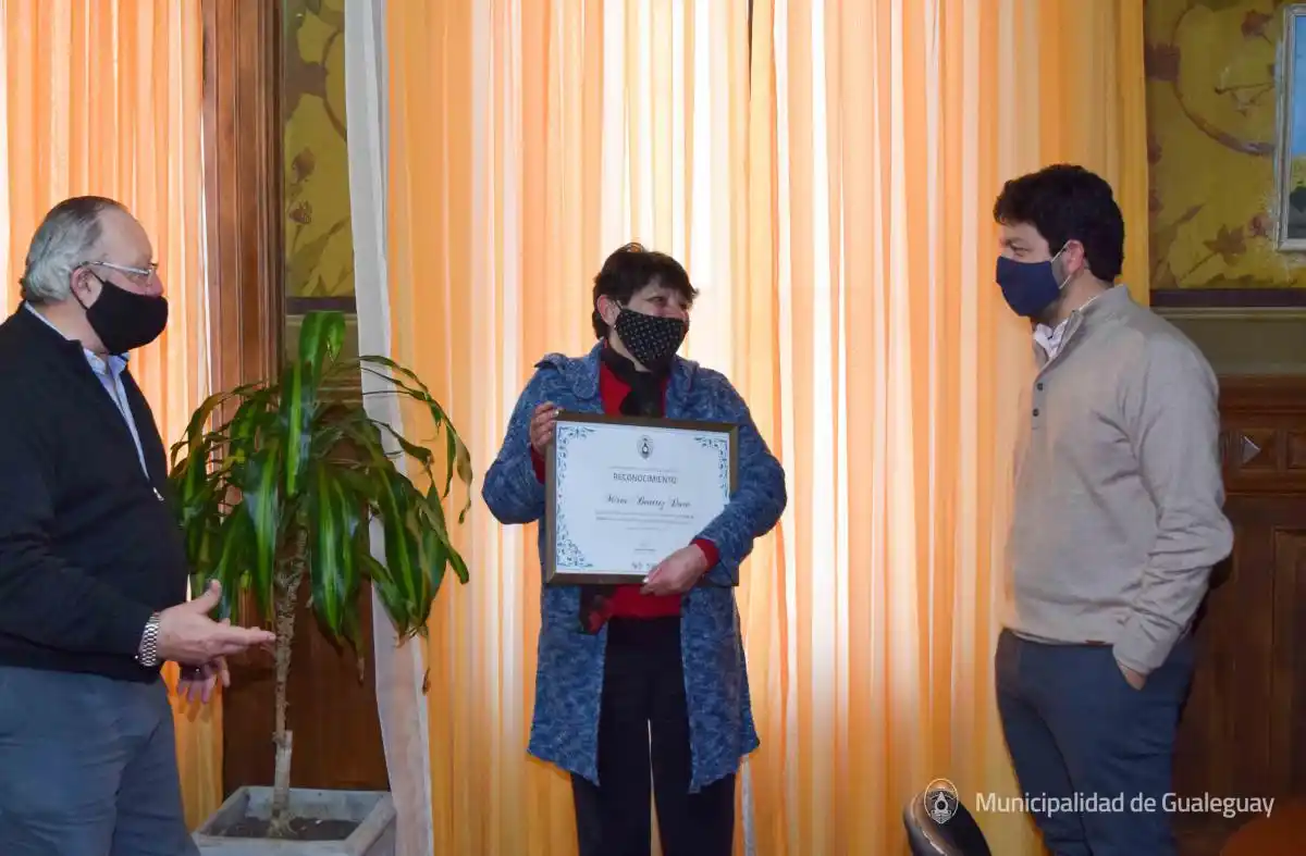 Mirta Duré  reconocida por sus 27 años en el Municipio
