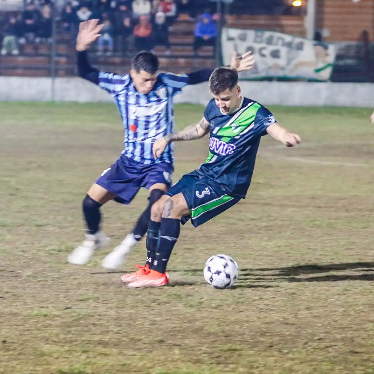Martín Erramundegui, autor del gol del empate para Pueblo Nuevo, aguanta la pelota ante la presión de un rival (crédito: Pato Negro / Instagram Gol Entra).