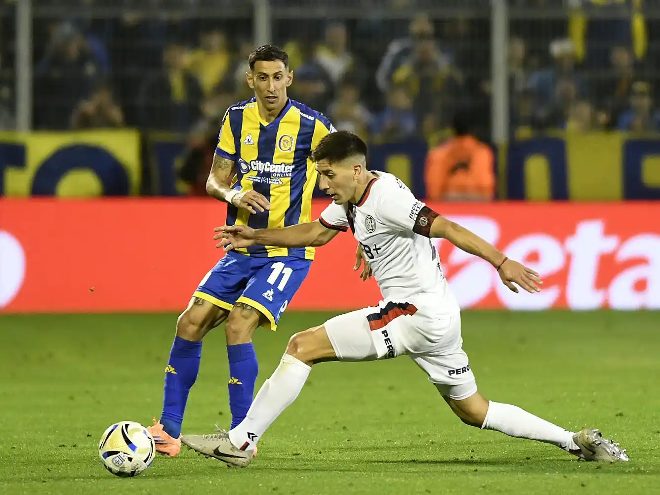 Un intento de Di María en la noche rosarina.