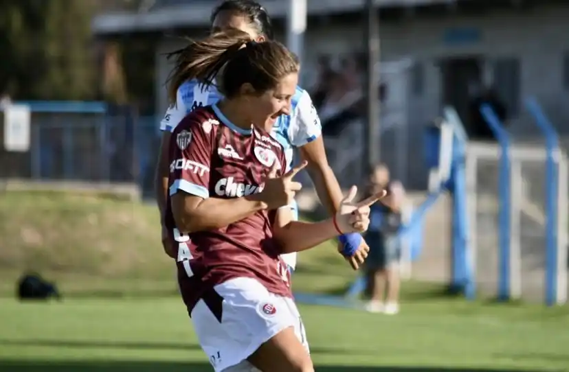 Golazo de la tandilense Romina Núñez en la goleada de UAI Urquiza