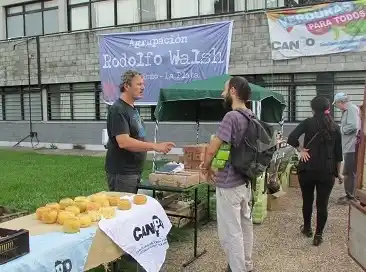 Instalan un mercado popular en la Facultad de Periodismo de La Plata