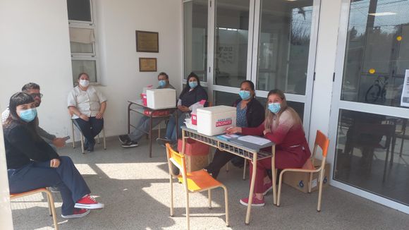 Vacunan contra COVID-19 en escuelas: preparan diagrama para las próximas semanas